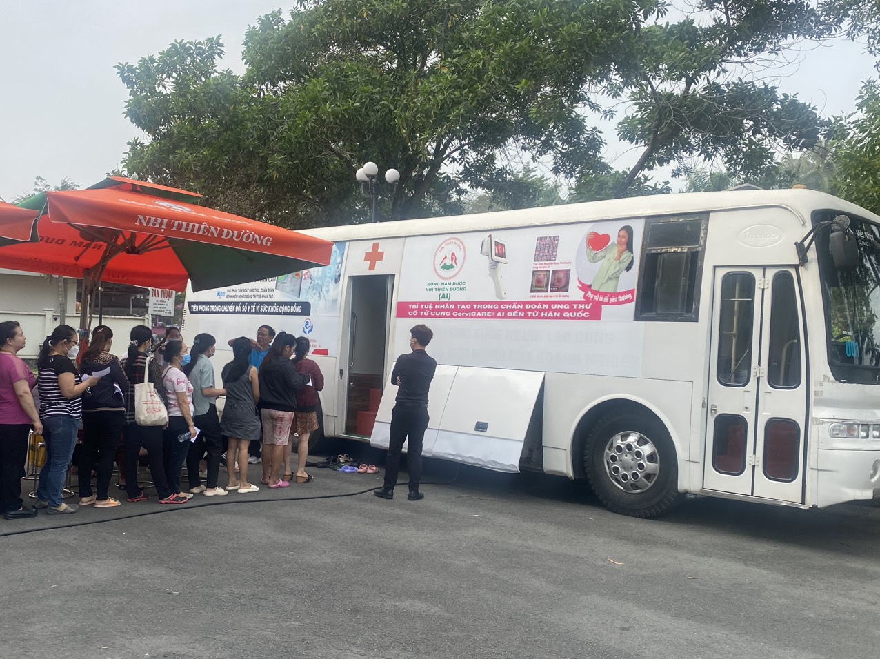 Công ty NHỊ THIÊN ĐƯỜNG tổ chức khám sàn lọc ung thư cổ tử cung (sử dụng hệ thống sàn lọc CerviCare AI) và tặng quà cho công nhân KCX Tân Thuận Q.7